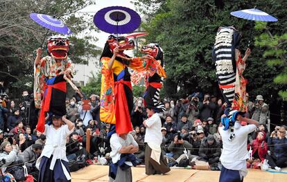 Danza tradicional sintoísta en Kuwana (Japón).