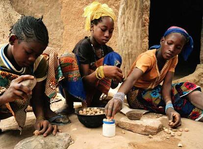 Meiselas (EEUU, 1948) viajó a Mali y visitó un proyecto de UNICEF y Orange-Mali. Este es el resultado: costumbrismo en vías de desarrollo, miradas que reflejan el hastío.