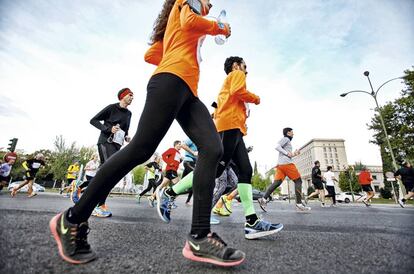 Corredores subiendo el Paseo de la Castellana a la altura de Nuevos Ministerios.