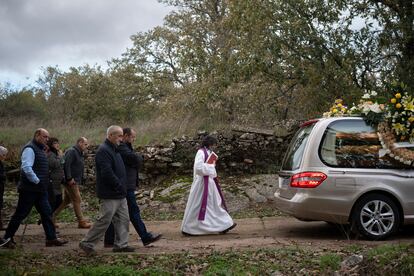 Camino del cementerio en el funeral de Marina Barrera, en Alcorcillo. 