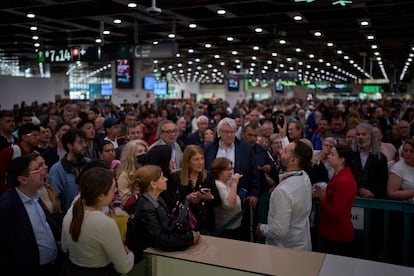 Pasajeros afectados por el apagón en la estación de Sants, en Barcelona, este lunes.