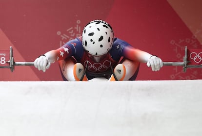 A esportista suíça Martina Kocher se prepara antes de disputar a prova feminina individual de Luge.