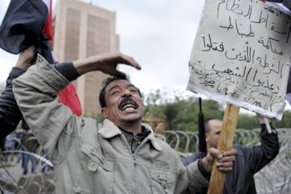 Decenas de manifestantes muestran su apoyo desde Beirut a la protesta del pueblo Egipcio contra el 'rais' Hosni Mubarak.