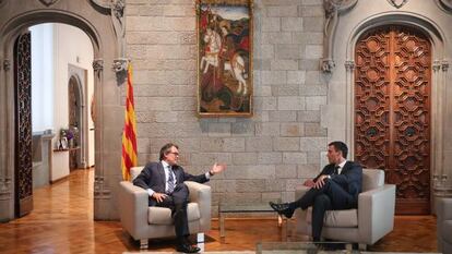 Artur Mas (left) and Pedro Sánchez met on Wednesday.