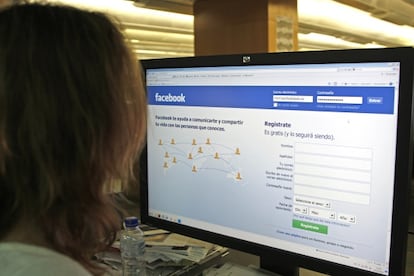 Las mujeres son más influenciables que los hombres en Facebook.