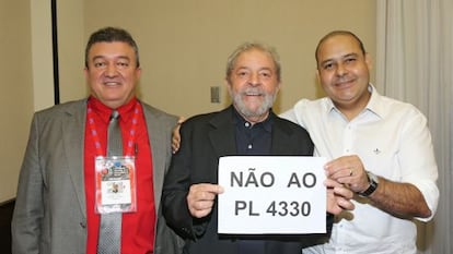 O ex-presidente Lula, ao lado de sindicalistas. 