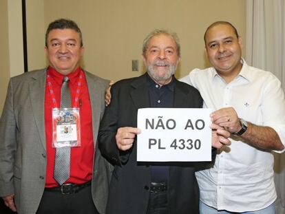 O ex-presidente Lula, ao lado de sindicalistas. 