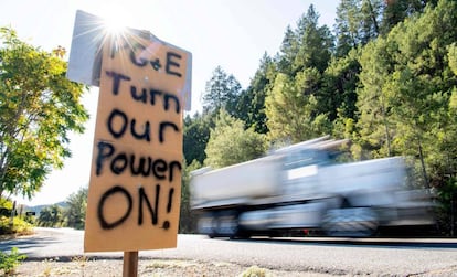 Una señal pidiendo a la empresa PG&E que restaure la luz, en Calistoga, California.