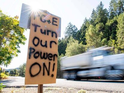 Una señal pidiendo a la empresa PG&E que restaure la luz, en Calistoga, California.
