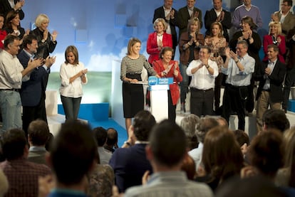 Maria Dolores de Cospedal y candidata a presidir Castilla-La Mancha (centro) es aplaudida en la clausura de la convención municipal del PP en Toledo.