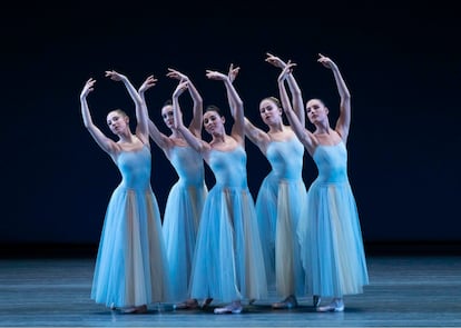 El New York City Ballet ofrecerá en el Teatro Real cinco funciones, entre el 23 y el 26 de marzo, que supondrán el debut de la prestigiosa compañía estadounidense en Madrid, en el año en el que celebra el 75 aniversario de su nacimiento. Dirigida por Jonathan Stafford, la compañía ha seleccionado tres coreografías llenas de simbolismo en su historia: Serenade y Square Dance, creadas por George Balanchine, y The Times Are Racing, de Justin Peck.