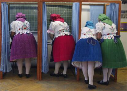 Un grupo de mujeres vestidas con el traje típico húngaro en el colegio electoral de las primeras elecciones europeas del país.