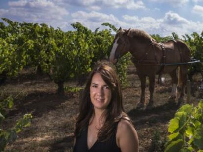 Mercè Cuscó, en el viñedo familiar que aran a caballo.