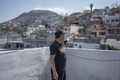 Dueñez señala hacia el cerro de la colonia Independencia, donde se realizaban las fiestas sonideras. Los altavoces se colocaban en los árboles o en los tejados.