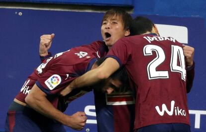 Takashi Inui, del Eibar, celebra un gol ante el Valencia, la pasada jornada