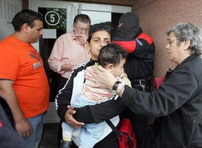 Laura Jiménez salía de su vivienda el pasado lunes 11 de mayo con el menor de sus hijos, acompañada por un <i>ertzaina</i> y varios asistentes sociales, después de comprobar que alguien les había tapiado la puerta.