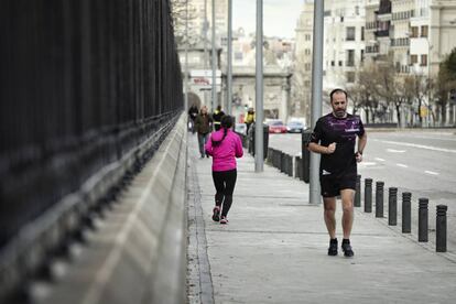 Varios deportistas corrían por los exteriores del parque del Retiro ayer sábado.