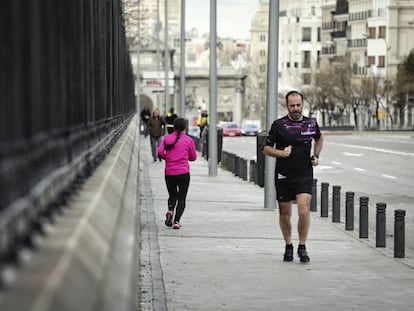 Varios deportistas corrían por los exteriores del parque del Retiro ayer sábado.