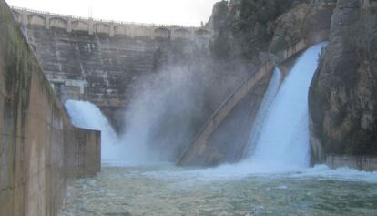 Un aliviadero de un embalse del Segura