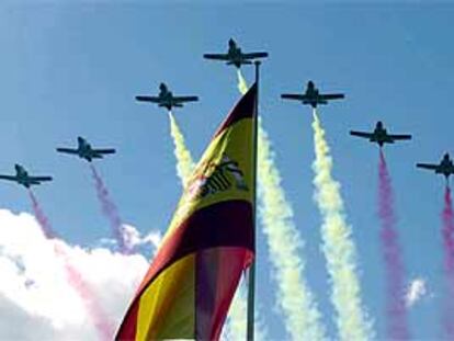 Miles de personas asisten al desfile militar del Día de la Hispanidad