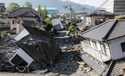 Casas destruídas em Kumamoto (Japão) depois do terremoto de 16 de abril de 2016