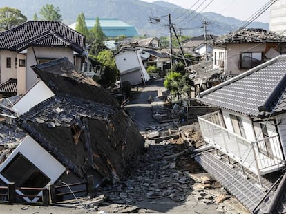 Casas destruídas em Kumamoto (Japão) depois do terremoto de 16 de abril de 2016