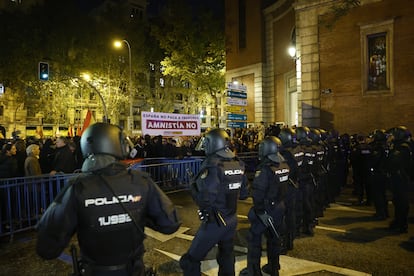 Manifestación contra la amnistía este martes, cerca de la sede del PSOE en Ferraz.