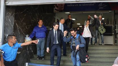 El cónsul adjunto de España en Caracas, Julio Navas, en primer plano con corbata, acompaña la salida de los periodistas de la agencia Efe Gonzalo Domínguez (junto a Navas), Maurén Barriga y Leonardo Muñoz (en último plano, con la mano en la cara). EFE/ Miguel Gutiérrez