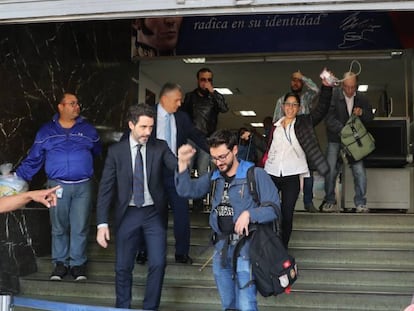 El cónsul adjunto de España en Caracas, Julio Navas, en primer plano con corbata, acompaña la salida de los periodistas de la agencia Efe Gonzalo Domínguez (junto a Navas), Maurén Barriga y Leonardo Muñoz (en último plano, con la mano en la cara). EFE/ Miguel Gutiérrez