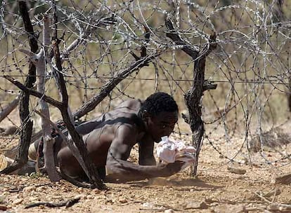 Un hombre cruza ilegalmente la frontera de Masina entre Zimbabue y Surfrica.