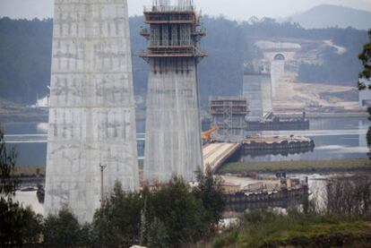 Obras de la línea de alta velocidad en el viaducto sobre el río Ulla.