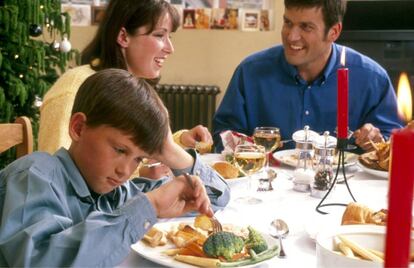 Ni&ntilde;o juega con el brocoli en la mesa. 