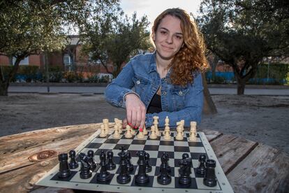 Marta García posa con un tablero de ajedrez en Ontinyent (Valencia).