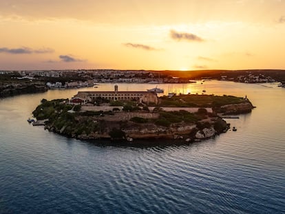 Vista aérea de la Isla del Rey, con la ciudad de Mahón al fondo.