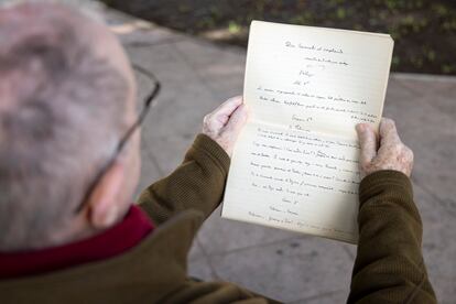 Rubén Acedo muestra el manuscrito de la obra inédita del nobel José Echegaray, en un parque de Málaga.
