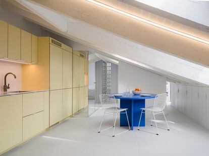 La vuelta de tuerca a una cocina de Ikea en manos de Cubro y GON Architects.