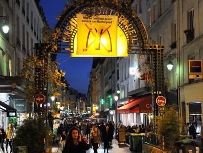 En la entrada de la calle Montorgueil en París, un cartel resume el descontento de los vecinos por la apertura de un McDonald’s.