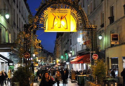 En la entrada de la calle Montorgueil en París, un cartel resume el descontento de los vecinos por la apertura de un McDonald’s.