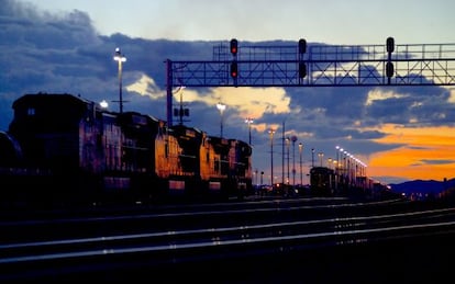Trenes de mercancías a su paso por Barstow, en California (Estados Unidos).