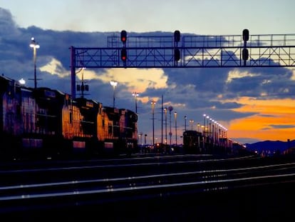 Trenes de mercanc&iacute;as a su paso por Barstow, en California (Estados Unidos).