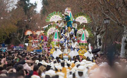 Miles de niños reciben a los Reyes Magos que recorren hoy las calles de Sevilla a pesar de la previsión de lluvia.