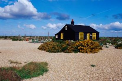 Vista de la casa de pizarra negra Prospect Cottage, en Dungeness (Inglaterra).