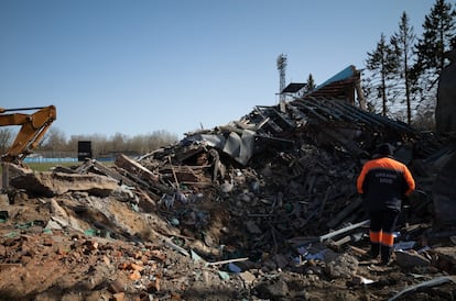 Escombros en el estadio de fútbol bombardeado, en Chernihiv.