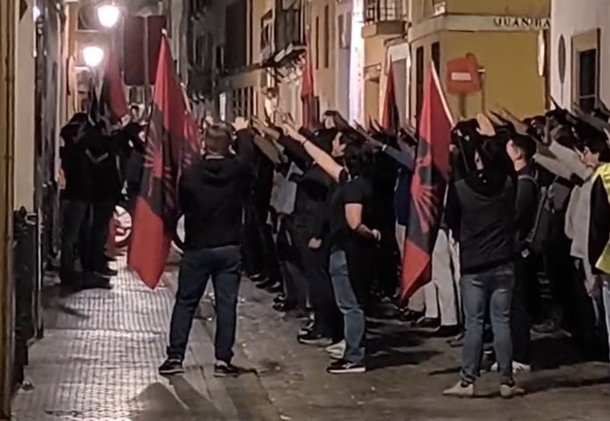 Consignas franquistas y el ‘Cara al Sol’ en la concentración de Falange en Sevilla tras suspenderse la misa convocada por sus “caídos”