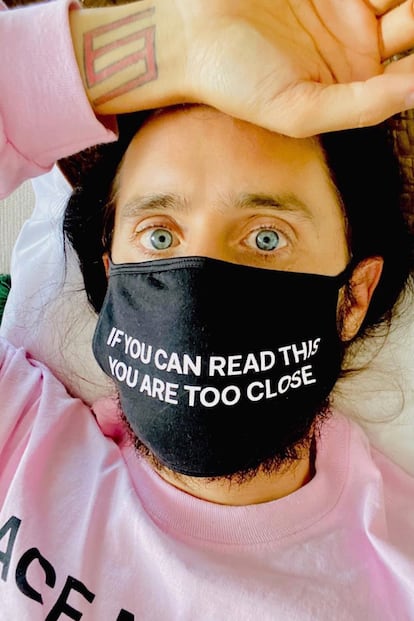 Jared Leto - “Si puedes leer esto es que estás demasiado cerca”. Este es el original mensaje estampado en las mascarillas solidarias, –de algodón, hechas a mano y lavables– que el actor y cantante ha puesto a la venta en la web de su banda 30 Seconds to Mars. Por cada unidad vendida donarán otra a una organización benéfica dedicada a la lucha contra la Covid-19.