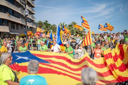 Manifestantes sostienen 'esteladas' durante la Diada en Tarragona.