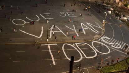 Un lema en la plancha del Zócalo de México.