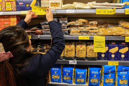 Un supermercado español anuncia en las etiquetas de precios que aplica las medidas del Gobierno para frenar la inflación.