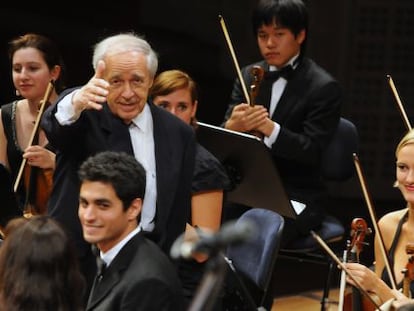 El director Pierre Boulez dirigint l'Orquestra de l'Acadèmia, al Festival de Lucerna.