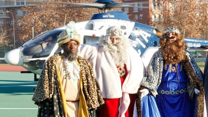 Los Reyes Magos de Oriente llegan en helicóptero a Getafe (Madrid).